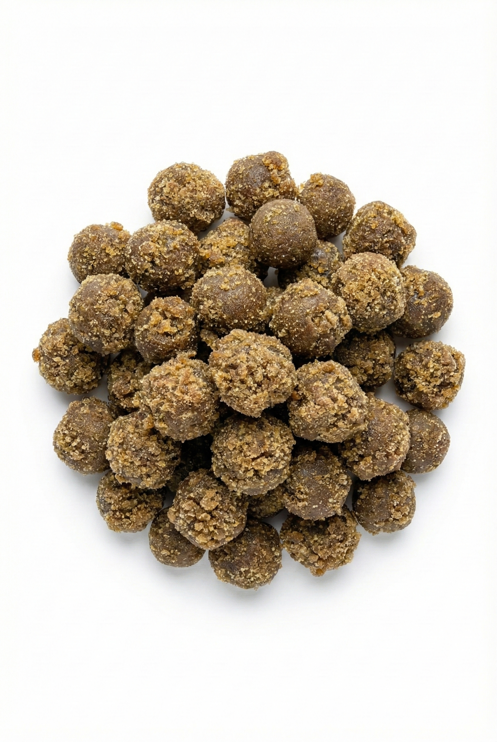 Gros plan sur des boules de résine Frozen Melt à la texture granuleuse et fondante sur fond blanc.