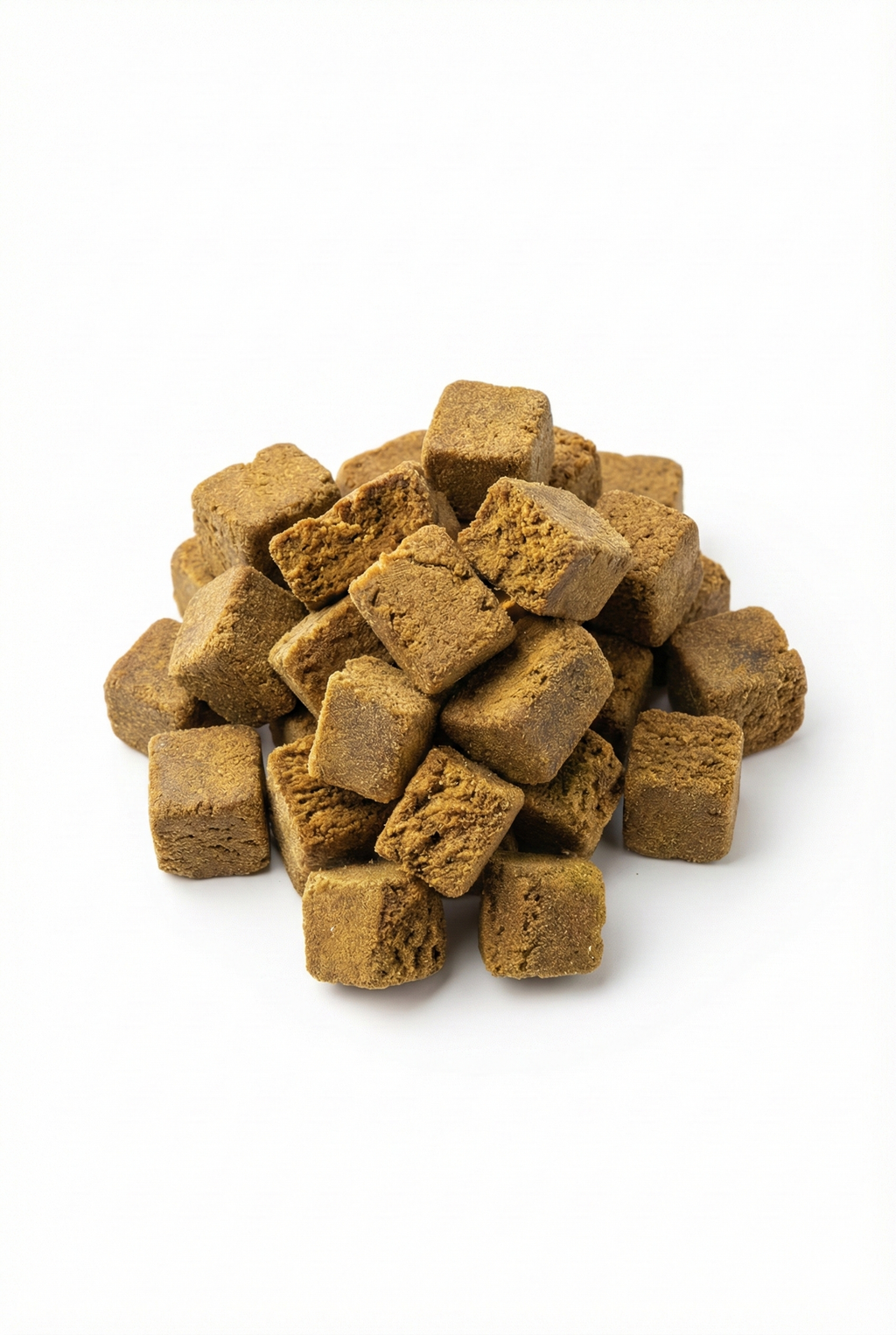 Tas de cubes de résine Cold Press à la texture compacte et poudreuse obtenue par pression à froid.