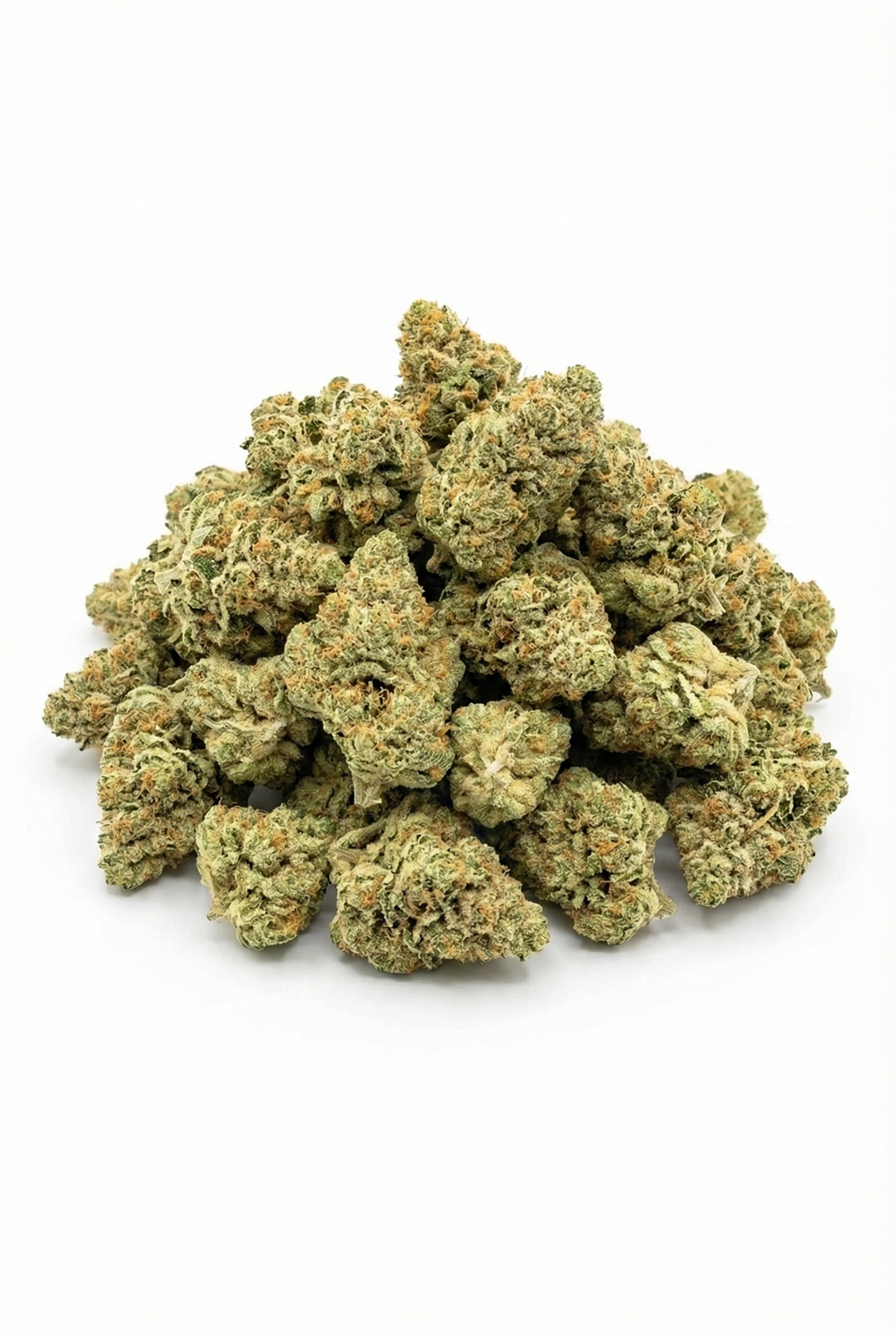 Gros plan sur un tas de fleurs de CBD Summit Dream compactes aux pistils orangés sur fond blanc.