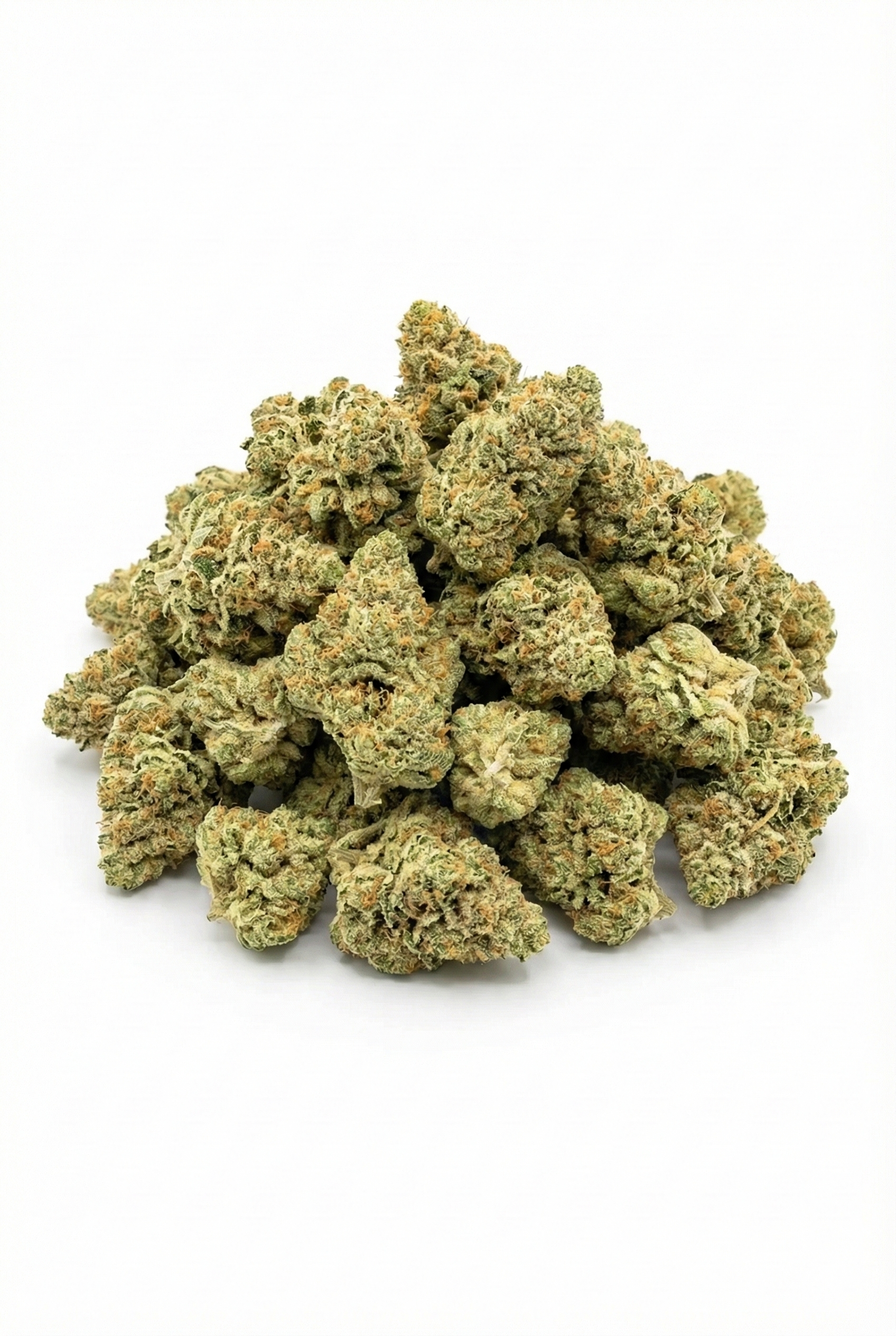 Gros plan sur un tas de fleurs de CBD Summit Dream compactes aux pistils orangés sur fond blanc.